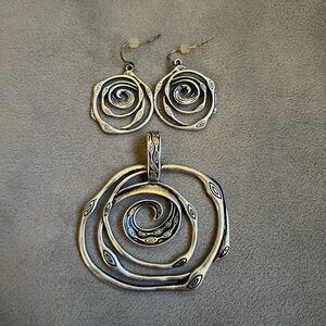 Premier Designs. Pendant and matching Earrings.